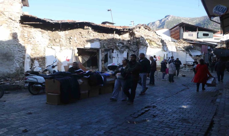 Enkaz çarşısında buruk yılbaşı: Vatandaşların 2024ten beklentisi depremsiz bir yıl