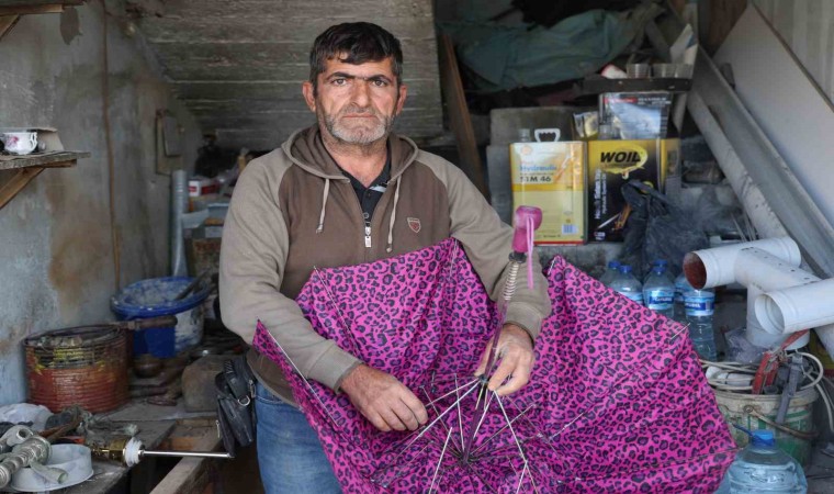 Enkaz çarşısının kalaycısı, 35 yıldır çekiç sallayarak ekmek parasını kazanıyor