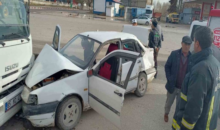 Ercişte zincirleme trafik kazası: 2 yaralı