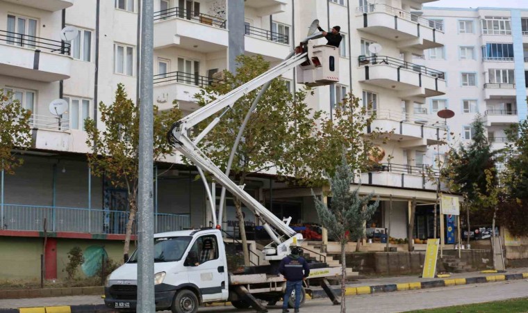 Erganide aydınlatma direkleri onarıma alındı