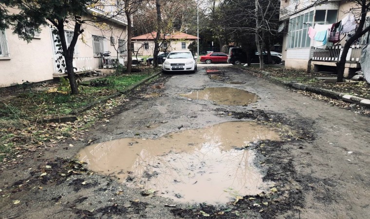 Erzincanda ara sokaklarda yollar köstebek yuvasına döndü