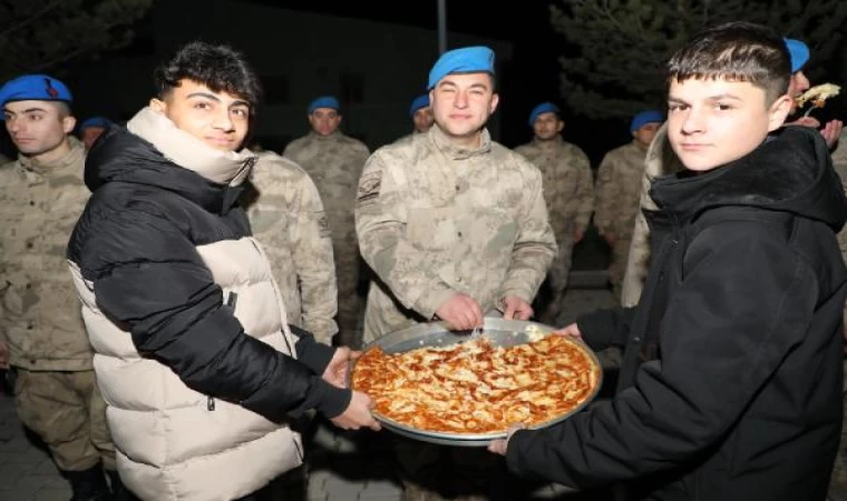 Erzincan’da gençlerden güvenlik güçlerine tatlı ikramı