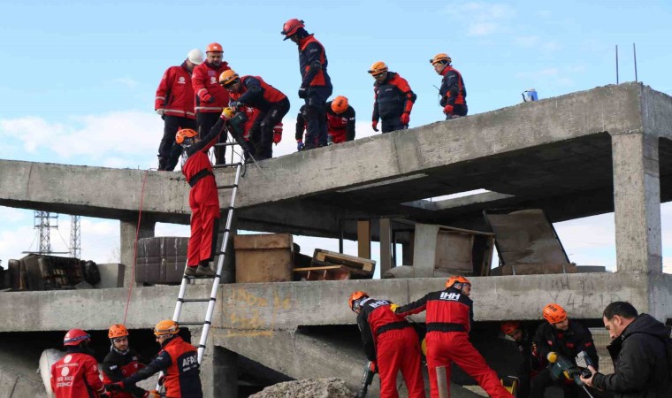 Erzincanda gerçeği aratmayan deprem tatbikatı