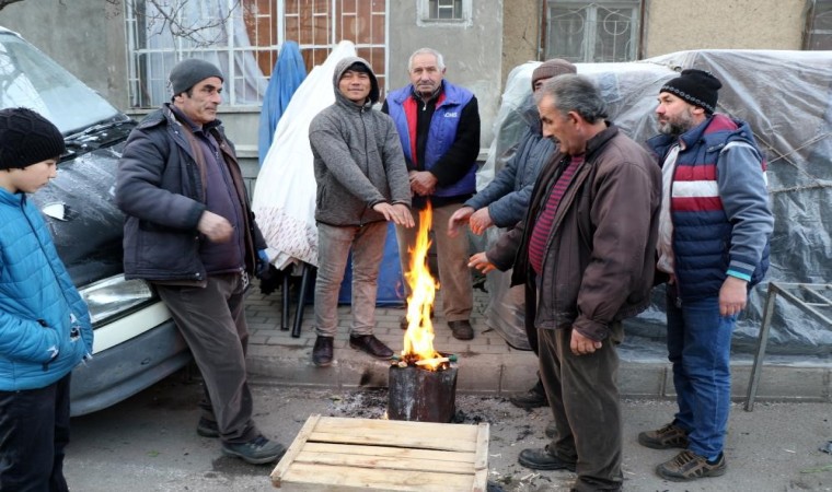 Erzincanda soğuk havalar pazar esnafına soba kurdurdu