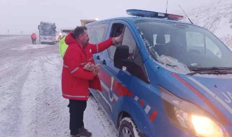 Erzurum ve Kars’ta kar yağışı etkili oldu; yollarda mahsur kalan sürücülere yiyecek dağıtıldı