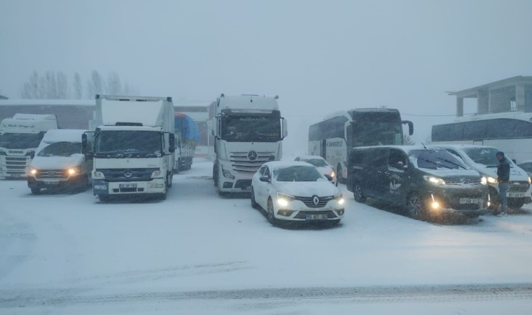 Erzurumun Erzincan ve Bayburt yolları trafiğe kapatıldı