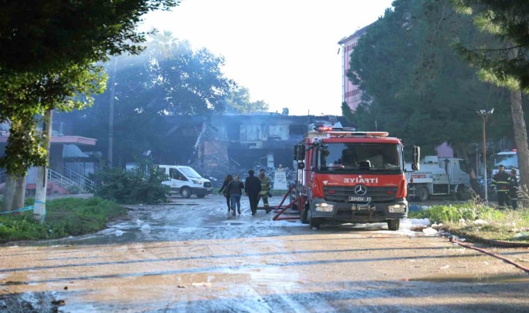 Eski devlet hastanesinde çıkan yangında 20 saat geride kaldı