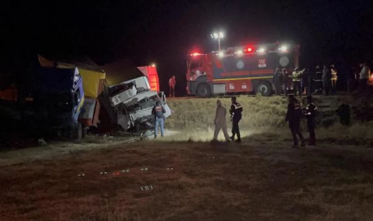 Eskişehir’de TIR ile kamyonet kafa kafaya çarpıştı; 2 ölü, 2 yaralı