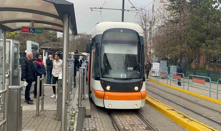 Eskişehirde tramvaya silah ve bıçakla bindiği iddia edilen 4 şahıs bir yolcuyu darp etti