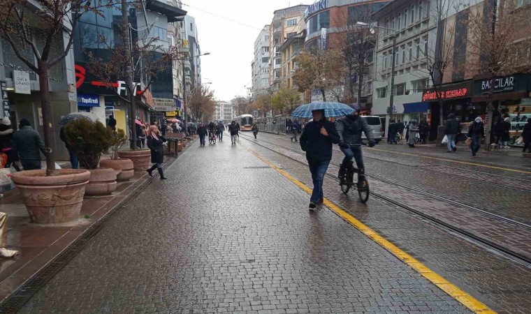 Eskişehirde yağışlı hava etkili olmaya başladı