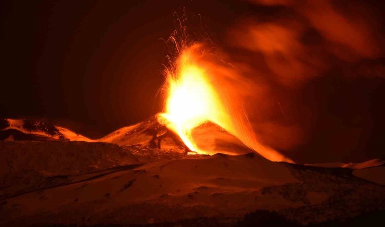 Etna Yanardağı lav ve kül püskürttü