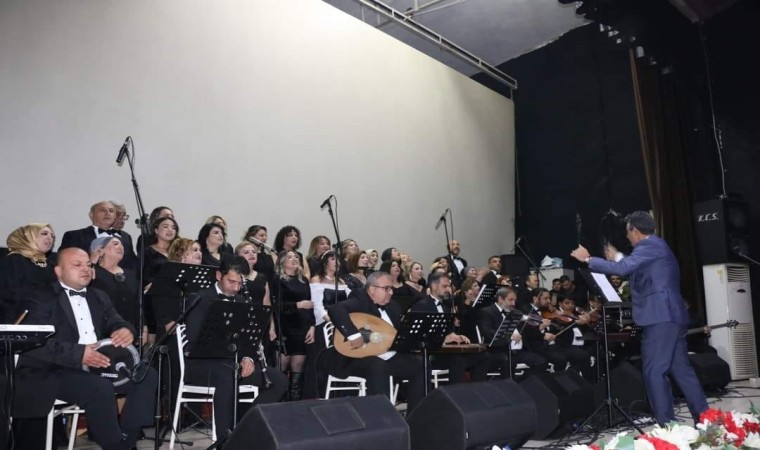 Ev hanımı, esnaf ve kamu çalışanlarından oluşan halk korusu konser verdi