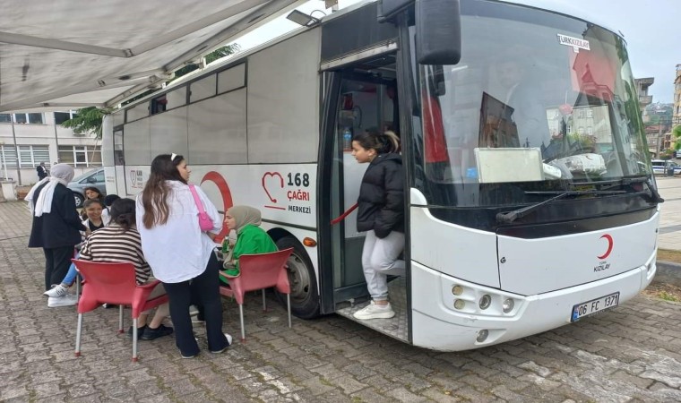 Eynesilde yurtta kalan kız öğrenciler kan bağışında bulundu