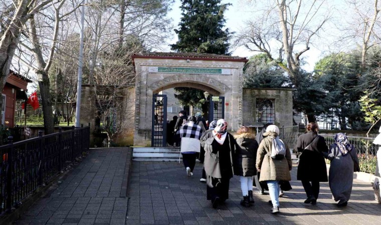 Eyüpsultanda cami ve türbe gezileri başladı