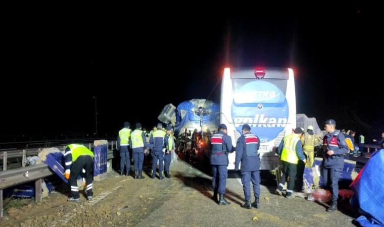 Eyüpsultanda yolcu otobüsü ile tır çarpıştı: 1 ölü, 31 yaralı