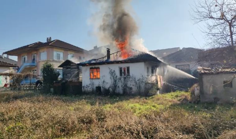 Felçli kadın ile oğlunu yanan evden komşuları kurtardı