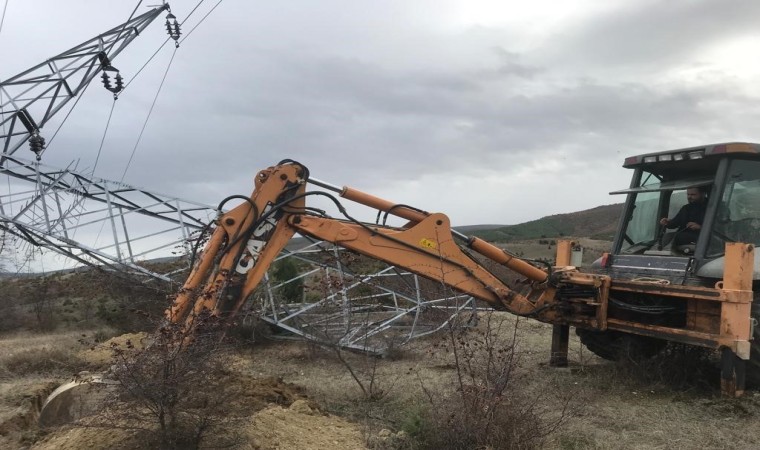 Fırtına sonrası elektrik kesintileriyle mücadele: Elektrik şirketi 305 araç ve 882 personel ile sahada