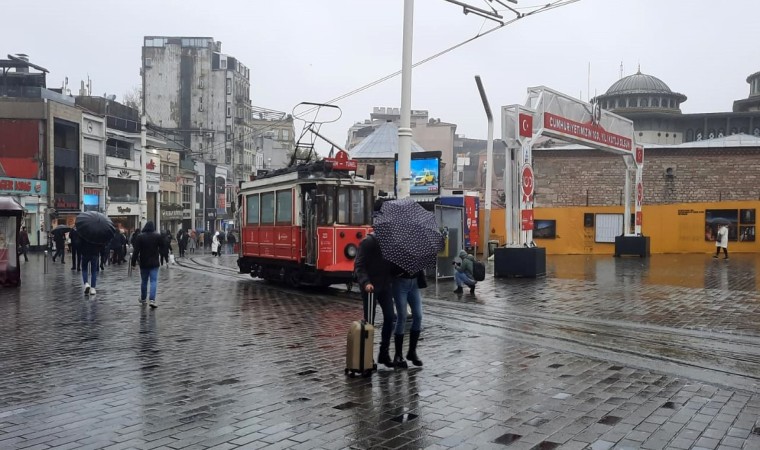 Fırtına Taksimde vatandaşlara zor anlar yaşattı