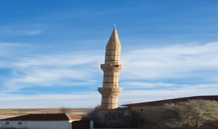 Fırtınada hasar gören caminin minaresi kontrollü olarak yıkıldı