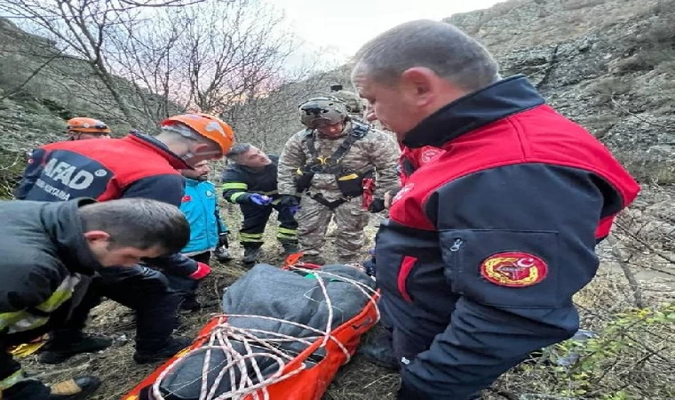 Fotoğraf çekmek isterken kayalıklardan uçuruma yuvarlandı, askeri helikopterle kurtarıldı