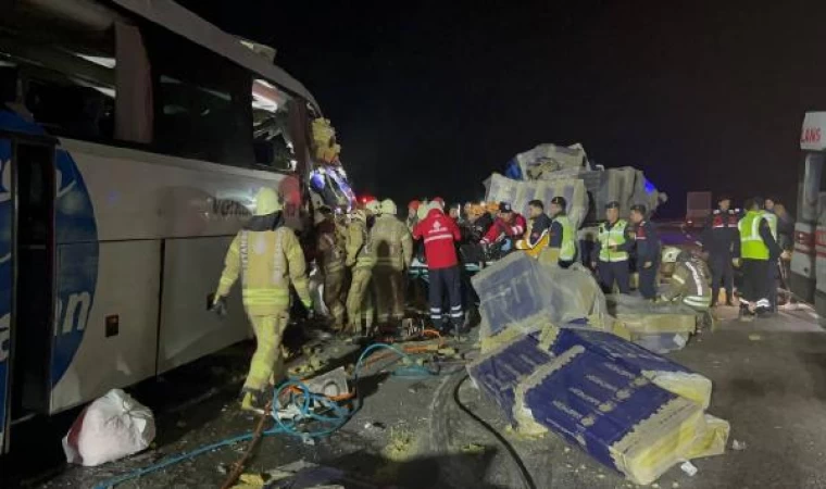 (Fotoğraf)Eyüpsultan’da yolcu otobüsü ile TIR çarpıştı: 1 ölü 31 yaralı