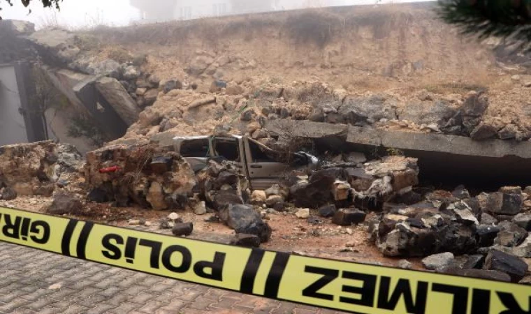 Gaziantep’te dünkü sağanakta yol çöktü, istinat duvarı araçların üzerine devrildi