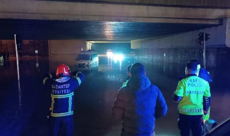 Gaziantep’te sağanak; cadde ve sokaklar suyla doldu