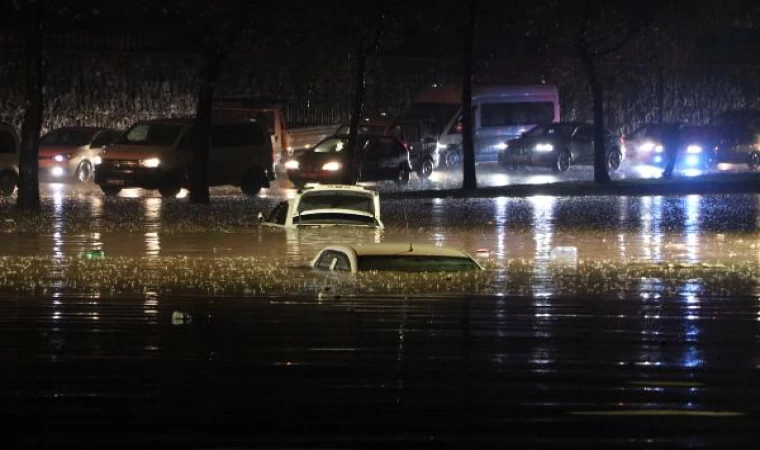 Gaziantep’te sağanak; cadde ve sokaklar suyla doldu (2)