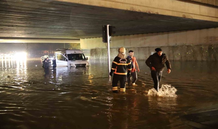 Gaziantepte yağış nedeniyle köprülü kavşakta 5 araç sular altında kaldı