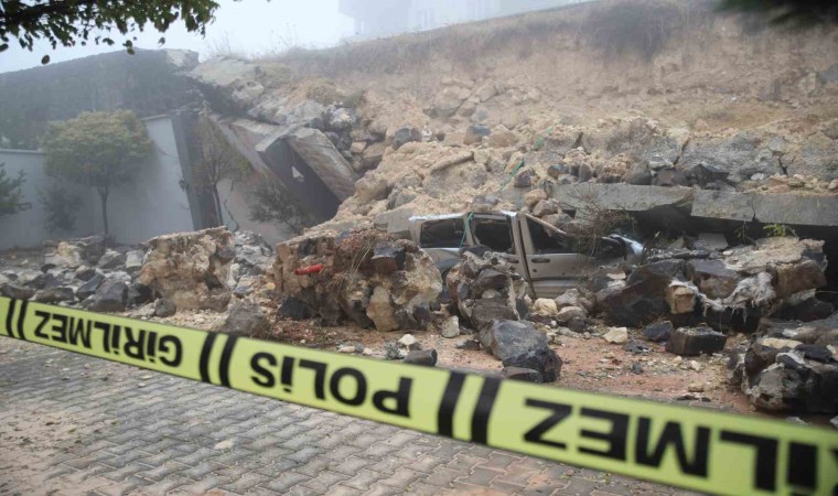 Gaziantepte yoğun yağış sonrası istinat duvarı araçların üzerine çöktü