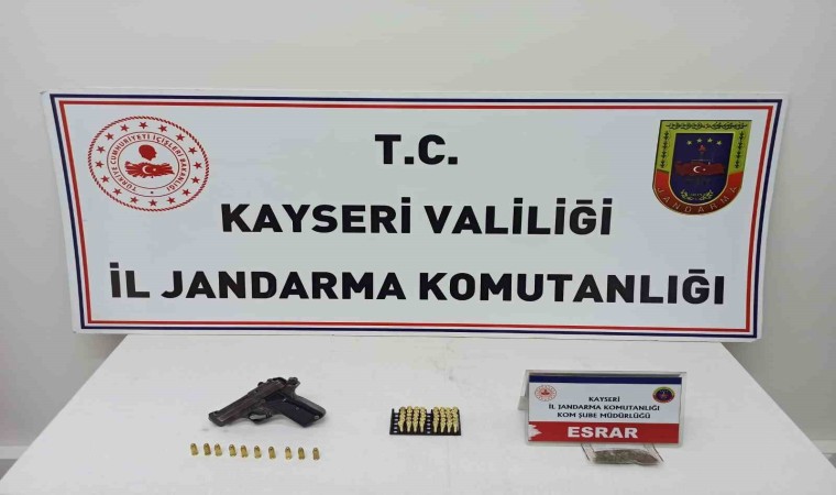 Gazinoda ruhsatsız tabanca ve uyuşturucu ele geçirildi