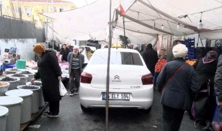 Gaziosmanpaşa’da pazarda unutulan araçlar yüzünden esnaf tezgah açamadı