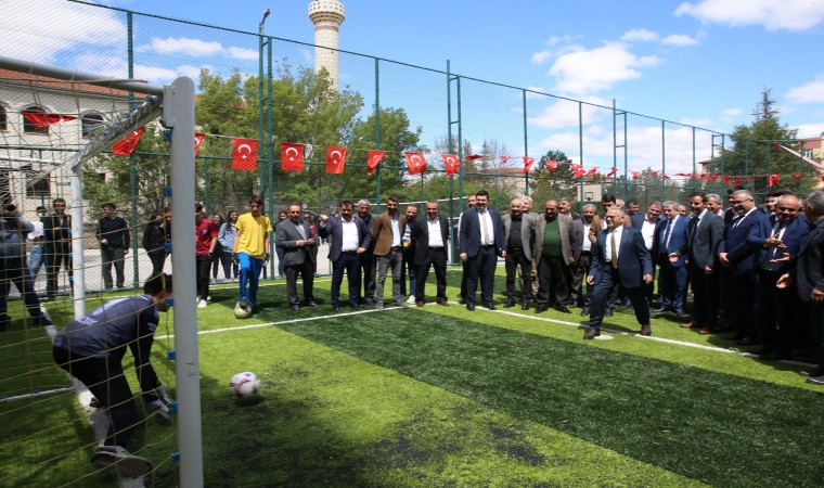 Genç Dostu Büyükşehirden kırsala 69 milyon TLlik 135 adet saha