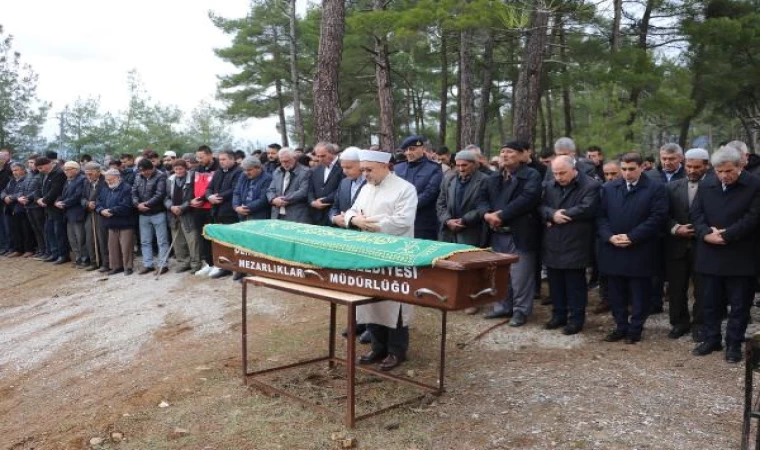 Göçükte ölen madenci toprağa verildi; 4 yaşındaki oğlu tabutuna sarıldı