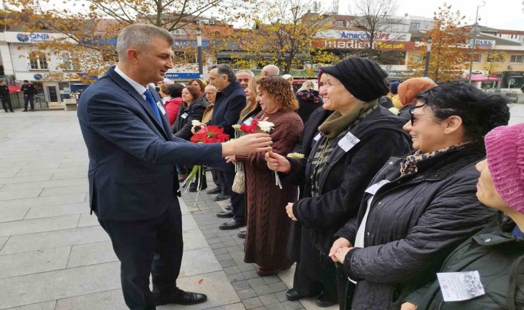 Gölcükte kadınların seçme ve seçilme hakkı kutlandı