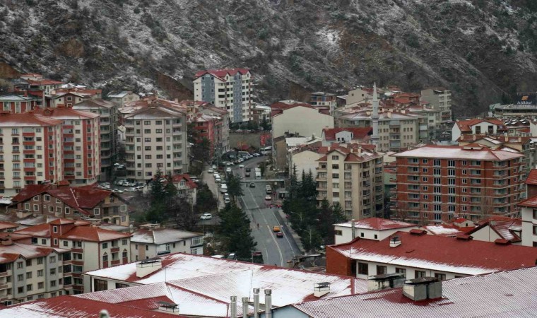 Gümüşhane kent merkezinde mevsimin ilk kar yağışı gerçekleşti