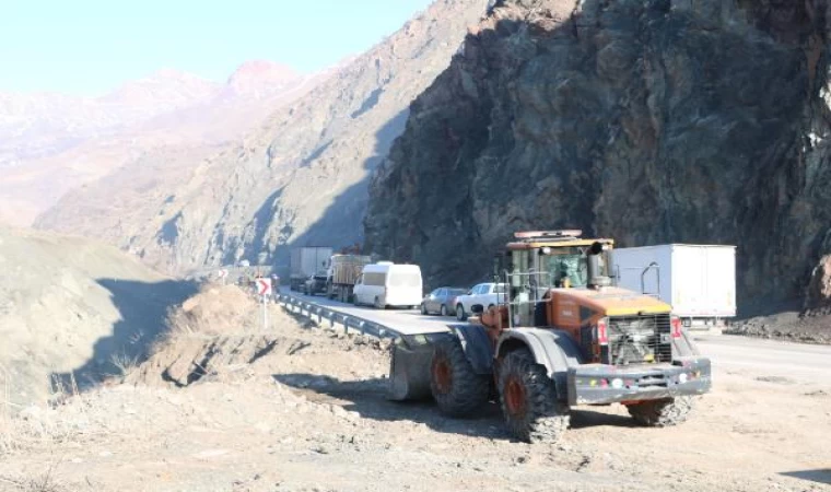 Hakkari- Van kara yolu kontrollü ulaşıma açıldı, heyelan riski sürüyor