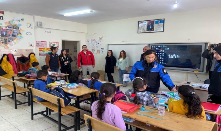 Hakkari polisi 50 öğrenciyi daha sevindirdi