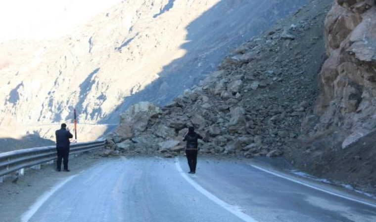 Hakkari-Van kara yolunda heyelan; kamyonetteki 3 kişi yaralandı (2)