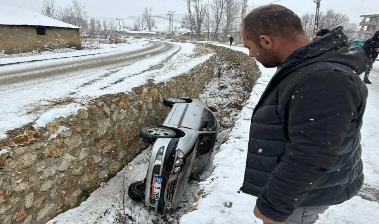 Hakkari’de, 22 yerleşim yerinin yolu kardan kapandı (2)