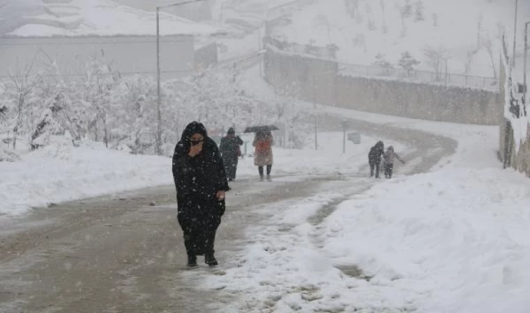 Hakkari’de 34 yerleşim yerinin yolu kardan kapandı