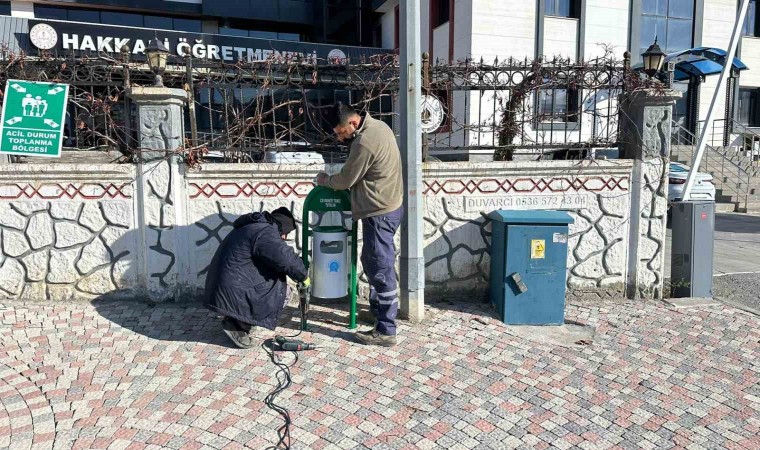 Hakkaride 75 noktaya çöp kovası bırakıldı