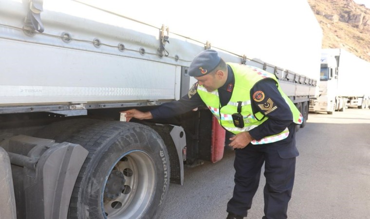 Hakkaride eş zamanlı kış lastiği denetimi