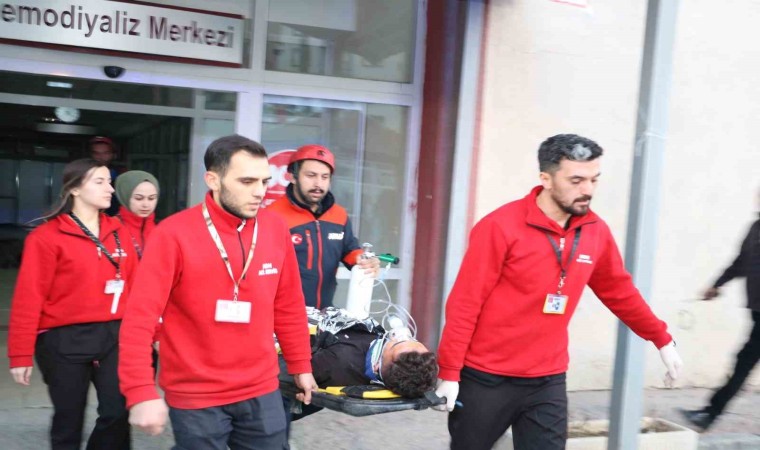 Hakkaride gerçeği aratmayan yangın ve deprem tatbikatı