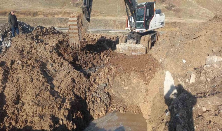 Hakkaride içme suyu şebekesi patladı