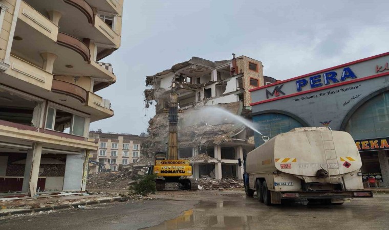 Hatayda ağır hasarlı binaların yıkımı 19 mahallede sürüyor