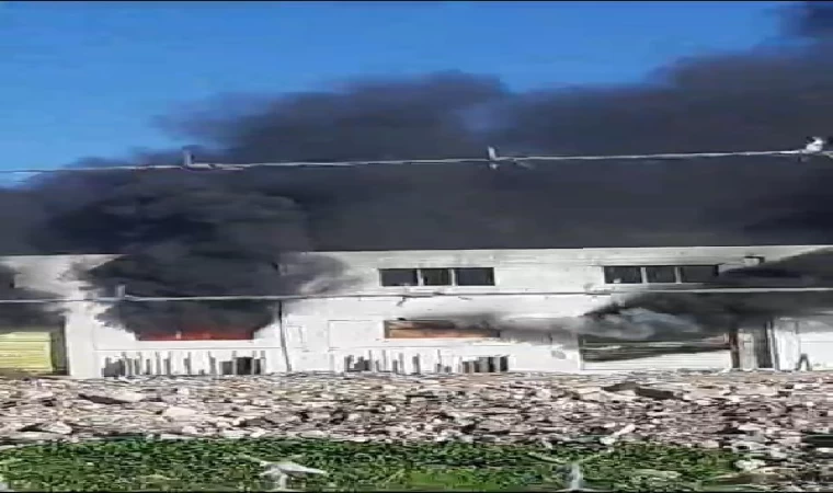 Hatay’da büro malzemeleri üreten atölyede yangın