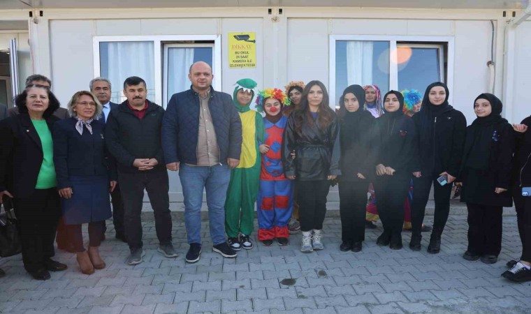 Hatayda kız öğrencilerin diktikleri kıyafetler ve kuklalar çocuklara hediye edildi