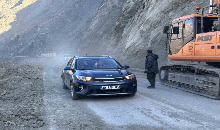 Heyalan nedeniyle kapanan Yüksekova-Van Karayolu tekrar ulaşıma açıldı