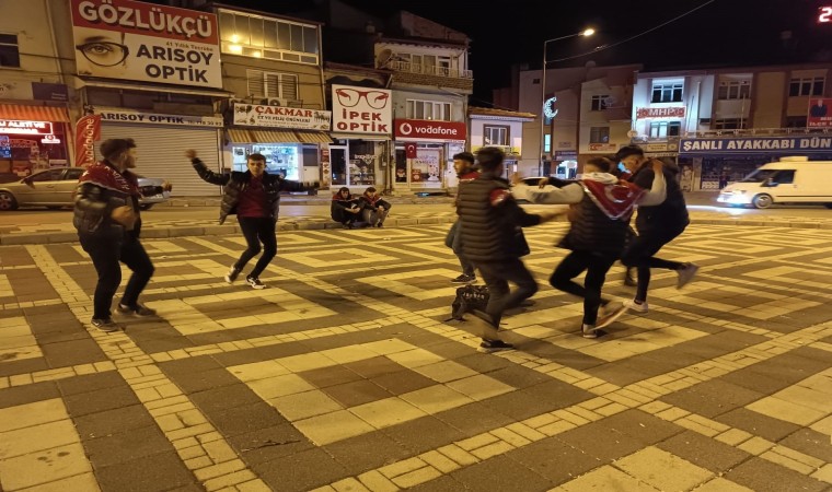 Hızını almayan asker adayları eğlenceye ilçe meydanında devam etti